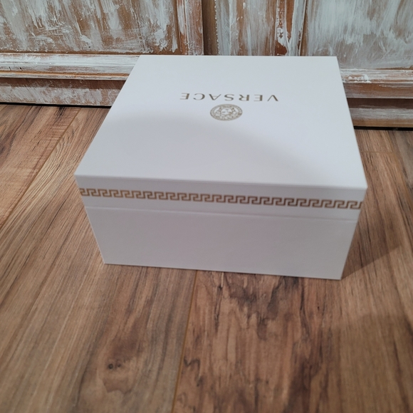 NEW VERSACE Gift Box - Picture 5 of 11